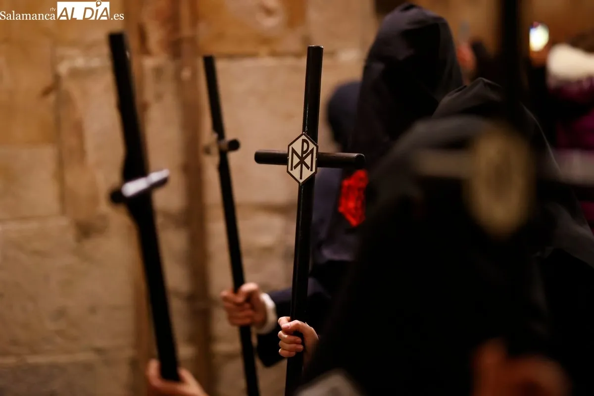 Procesión de la Hermandad Universitaria en el Martes Santo de Salamanca. Foto de David Sañudo