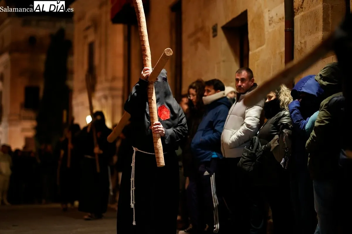 Procesión de la Hermandad Universitaria en el Martes Santo de Salamanca. Foto de David Sañudo