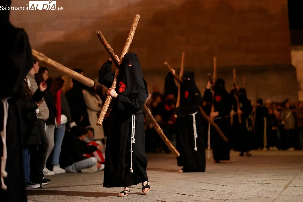 Procesión de la Hermandad Universitaria en el Martes Santo de Salamanca. Foto de David Sañudo