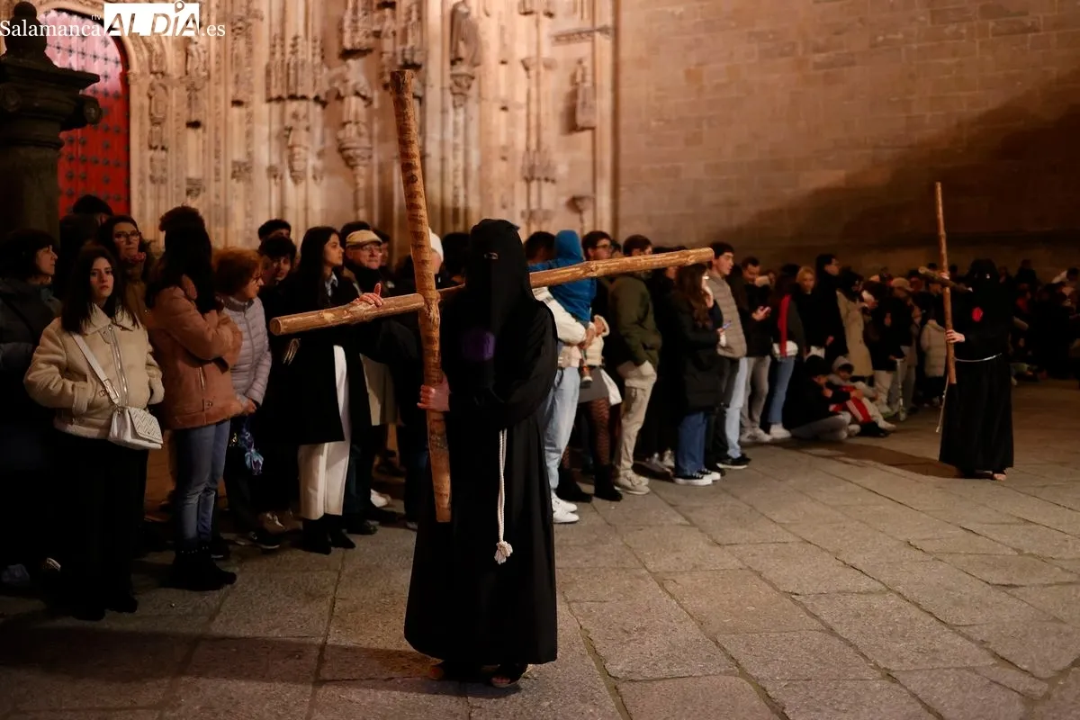 Procesión de la Hermandad Universitaria en el Martes Santo de Salamanca. Foto de David Sañudo
