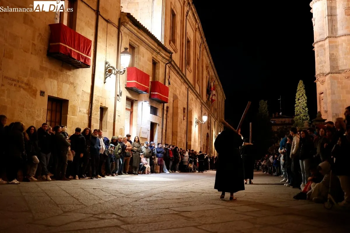 Procesión de la Hermandad Universitaria en el Martes Santo de Salamanca. Foto de David Sañudo