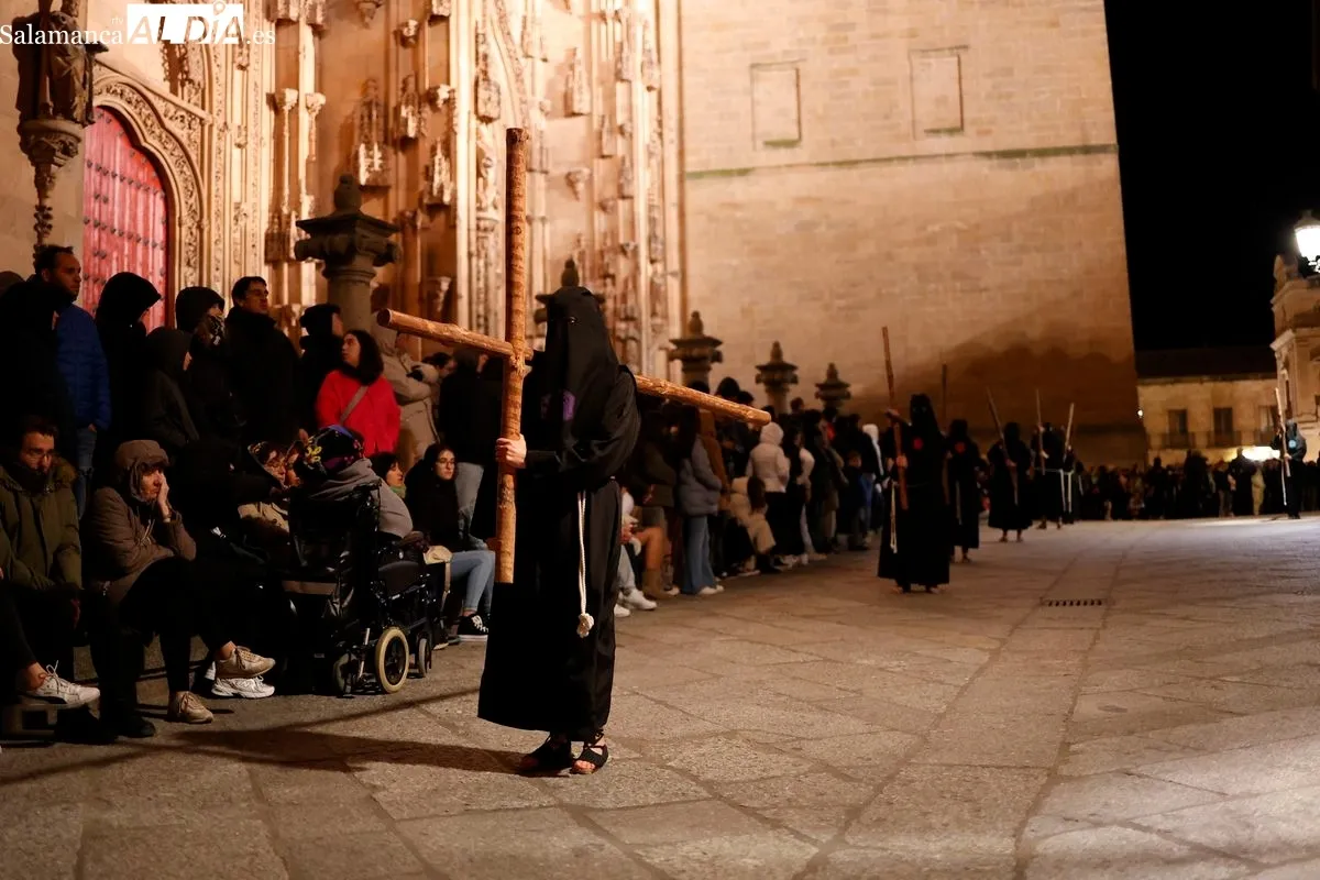 Procesión de la Hermandad Universitaria en el Martes Santo de Salamanca. Foto de David Sañudo