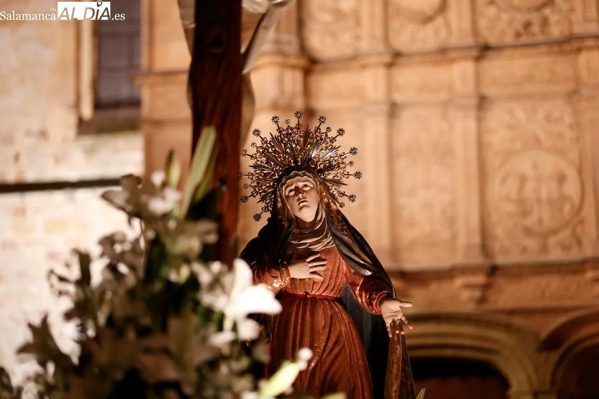 Procesión de la Hermandad Universitaria en el Martes Santo de Salamanca. Foto de David Sañudo
