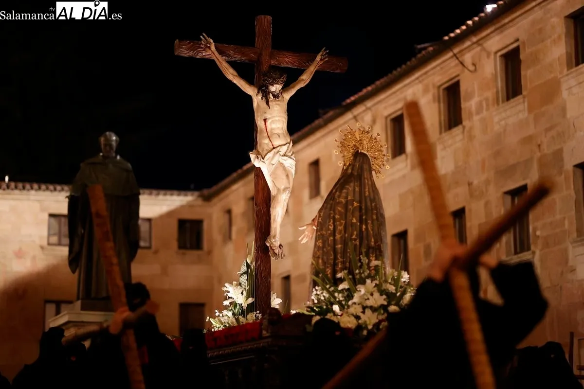 Procesión de la Hermandad Universitaria en el Martes Santo de Salamanca. Foto de David Sañudo
