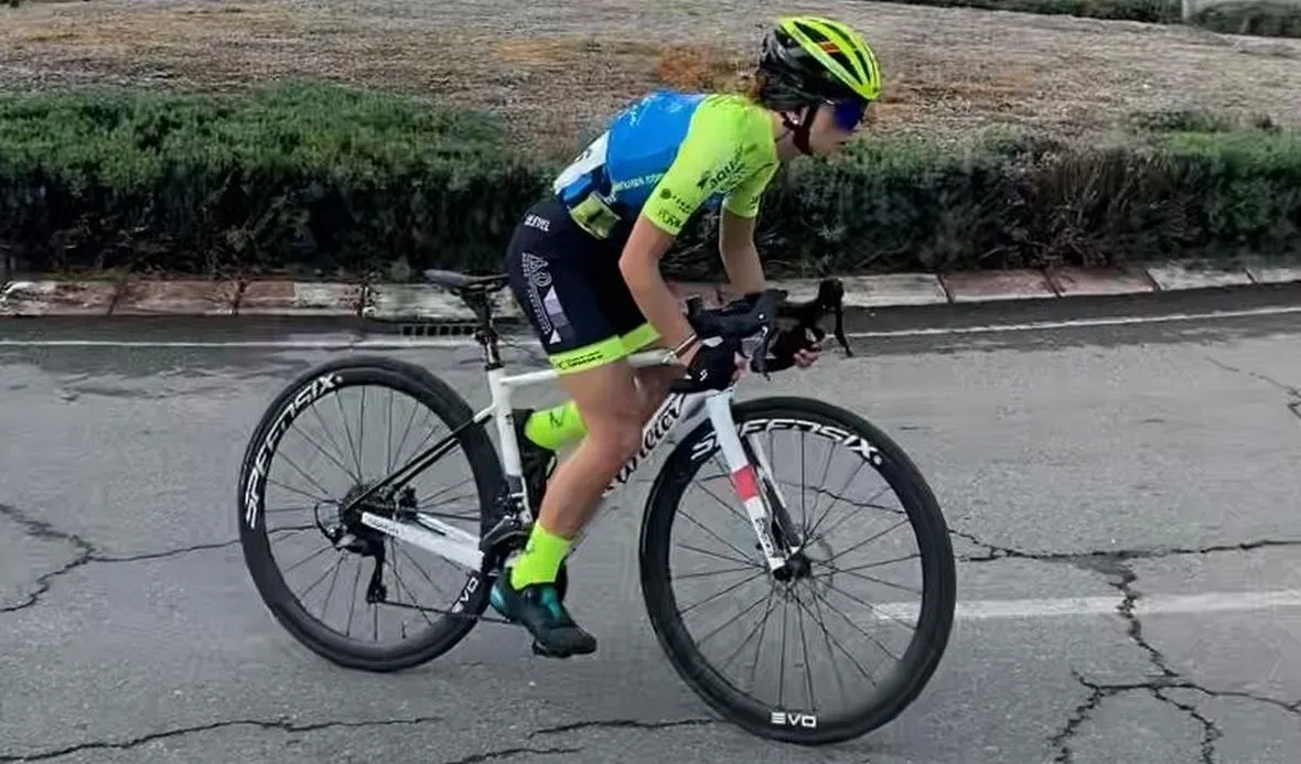 Ciclista del HyD - Ciudad de Salamanca en Cabañas Raras (León), en el Campeonato de Castilla y León de Contrarreloj Individual 