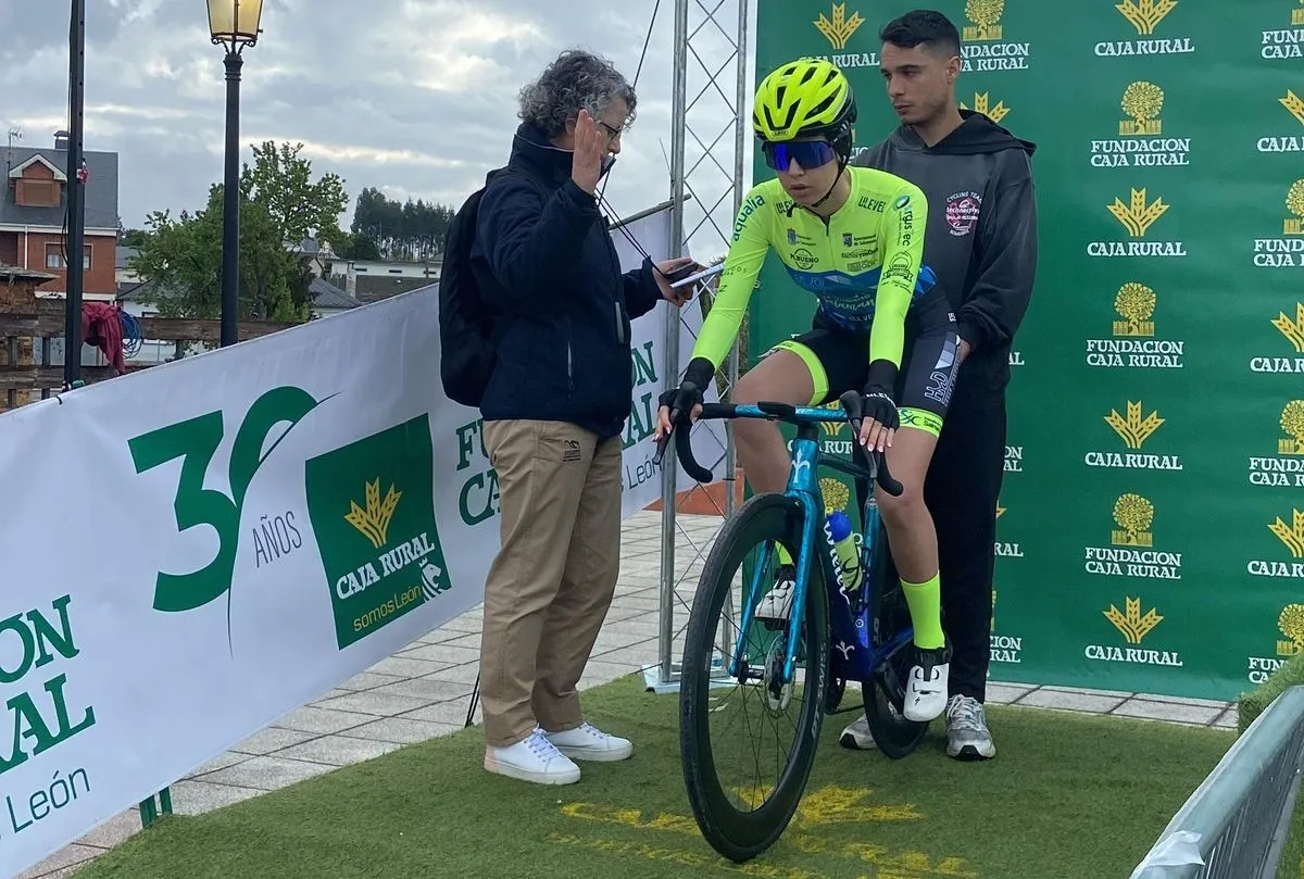 Ciclista del HyD - Ciudad de Salamanca en Cabañas Raras (León), en el Campeonato de Castilla y León de Contrarreloj Individual 