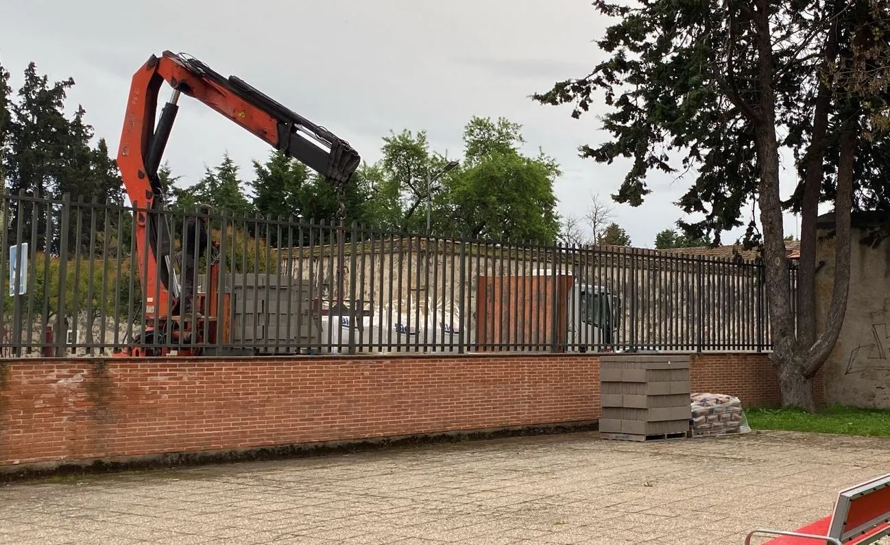Foto 2 - El IES Fray Diego inicia la construcci&oacute;n de unos huertos elevados