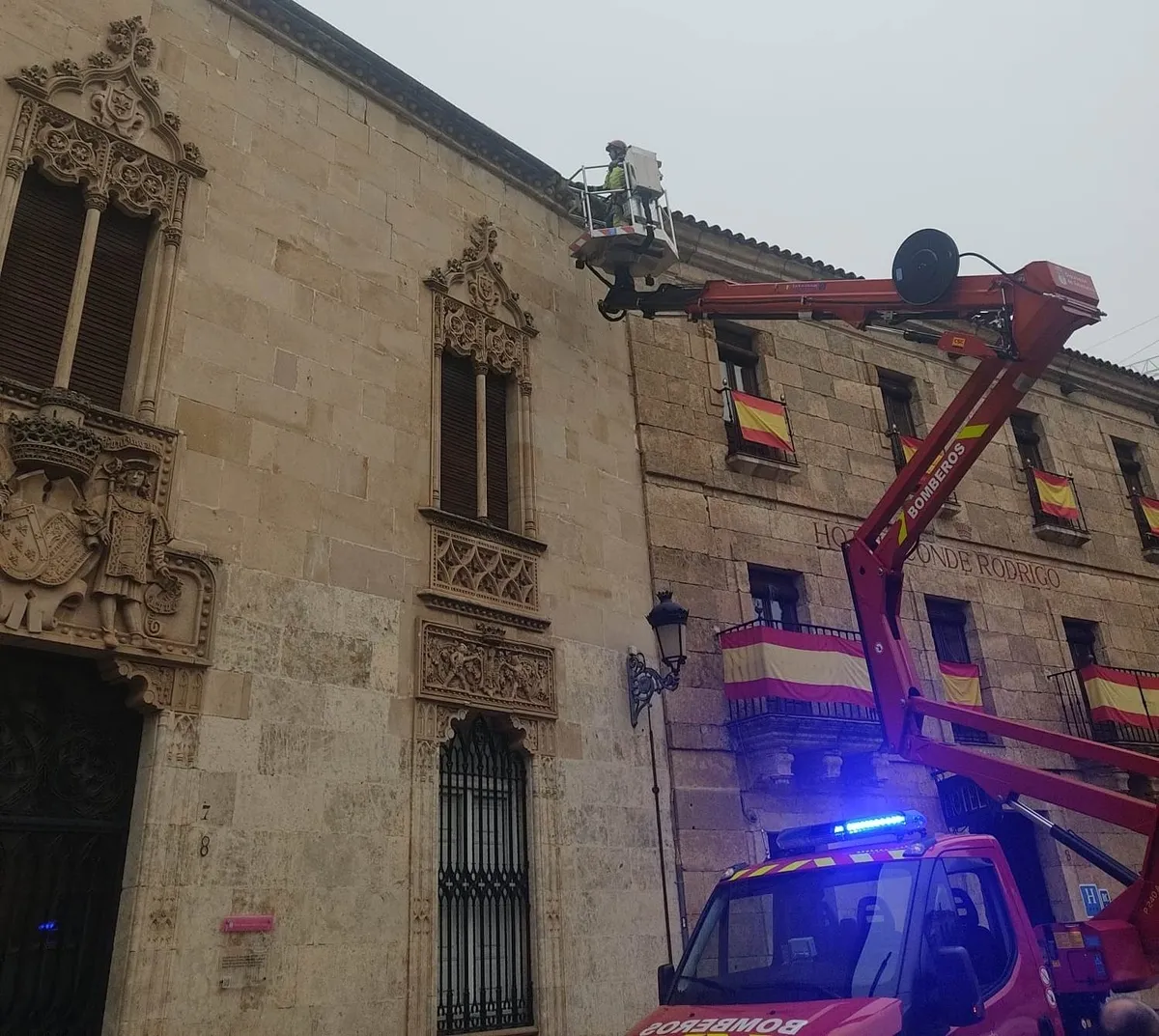 Foto 5 - La cornisa del Palacio de Cartago sufre un desprendimiento