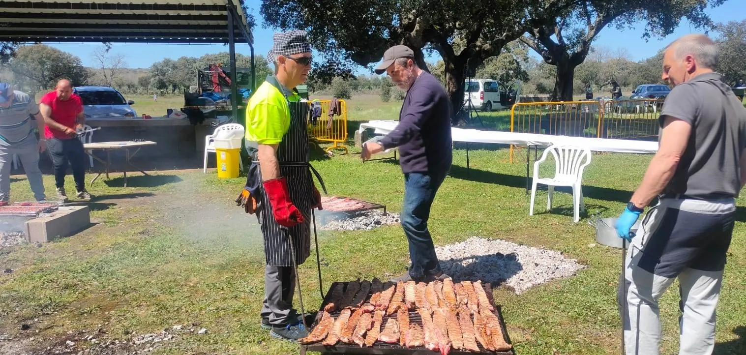 Foto 2 - Unas 400 personas disfrutan en Sancti-Sp&iacute;ritus de una convivencia en Las Encinas