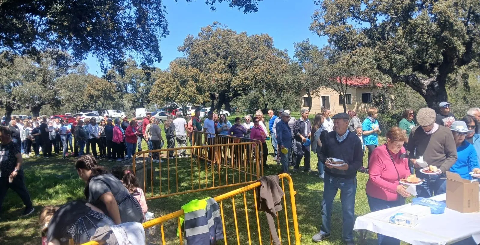 Foto 10 - Unas 400 personas disfrutan en Sancti-Sp&iacute;ritus de una convivencia en Las Encinas
