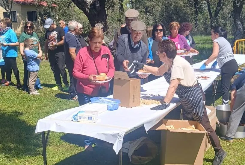 Foto 11 - Unas 400 personas disfrutan en Sancti-Sp&iacute;ritus de una convivencia en Las Encinas