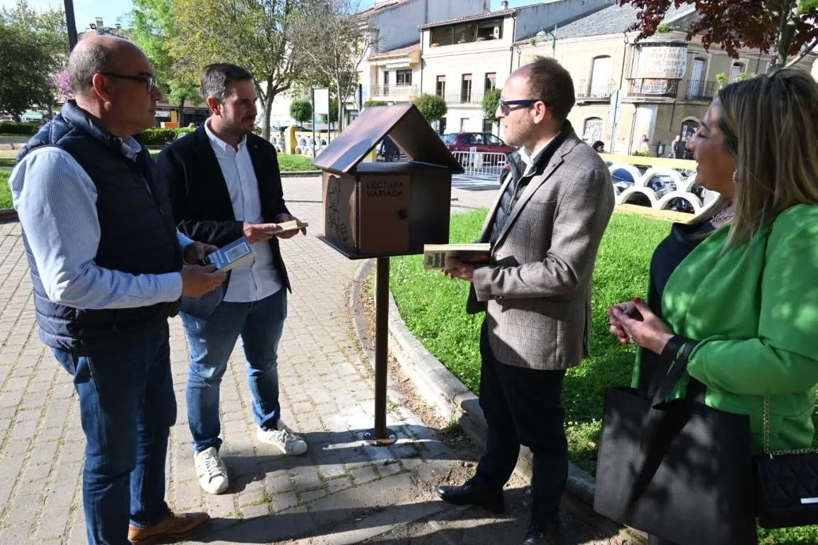 Foto 2 - Instaladas 10 &lsquo;casitas de libros&rsquo; en parques y plazas para fomentar la lectura