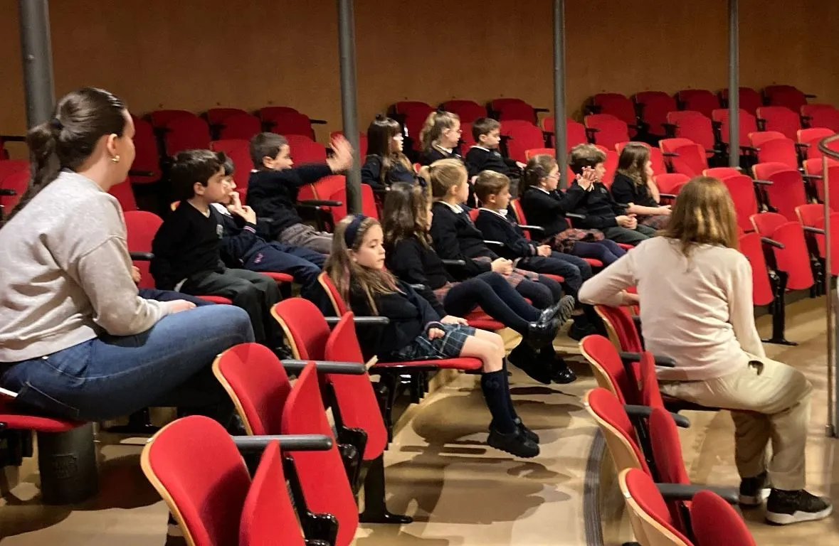 Foto 2 - Escolares de 1&ordm; de Primaria descubren todos los rincones del Teatro Nuevo