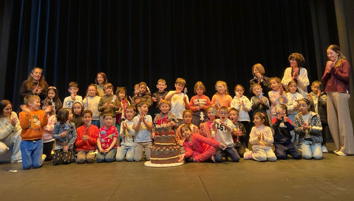 Escolares de 1º de Primaria descubren todos los rincones del Teatro Nuevo