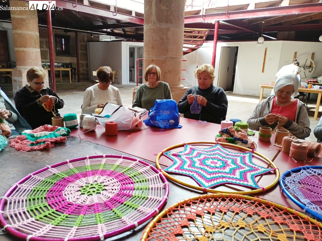 San Felices de los Gallegos se llena de coloridas mariposas de la mano de la Asociación Cultural Alhóndiga 