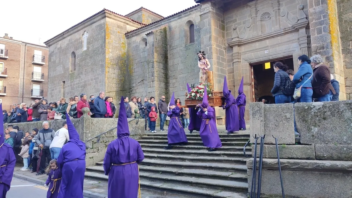La lluvia obliga a suspender la procesión del San Entierro en Vitigudino / CORRAL 