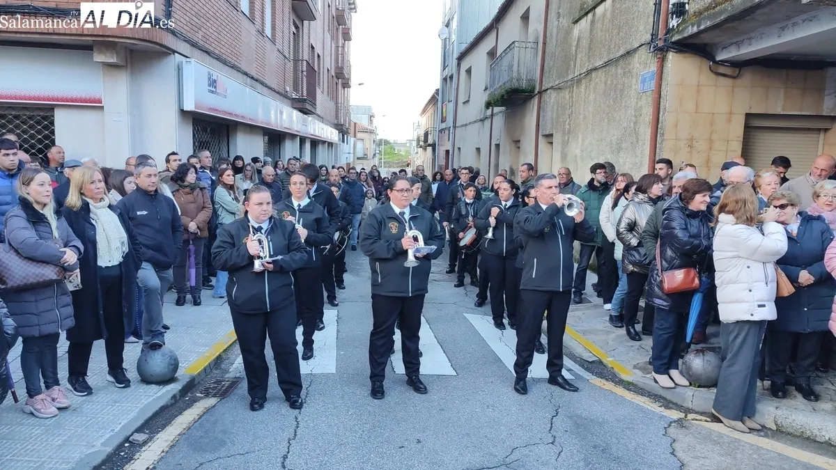 La lluvia obliga a suspender la procesión del San Entierro en Vitigudino / CORRAL 