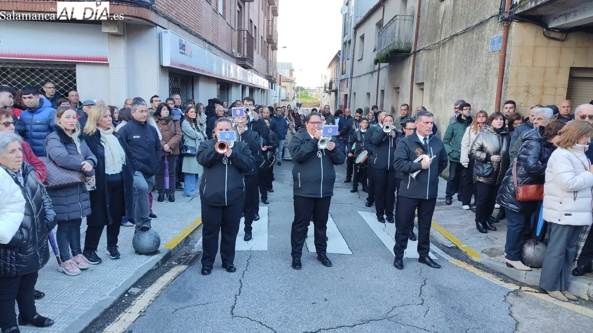 La lluvia obliga a suspender la procesión del San Entierro en Vitigudino / CORRAL 