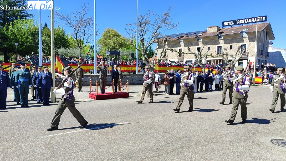 Emotivo izado de bandera en Aldeadávila de la Ribera por el REI 11 de Salamanca