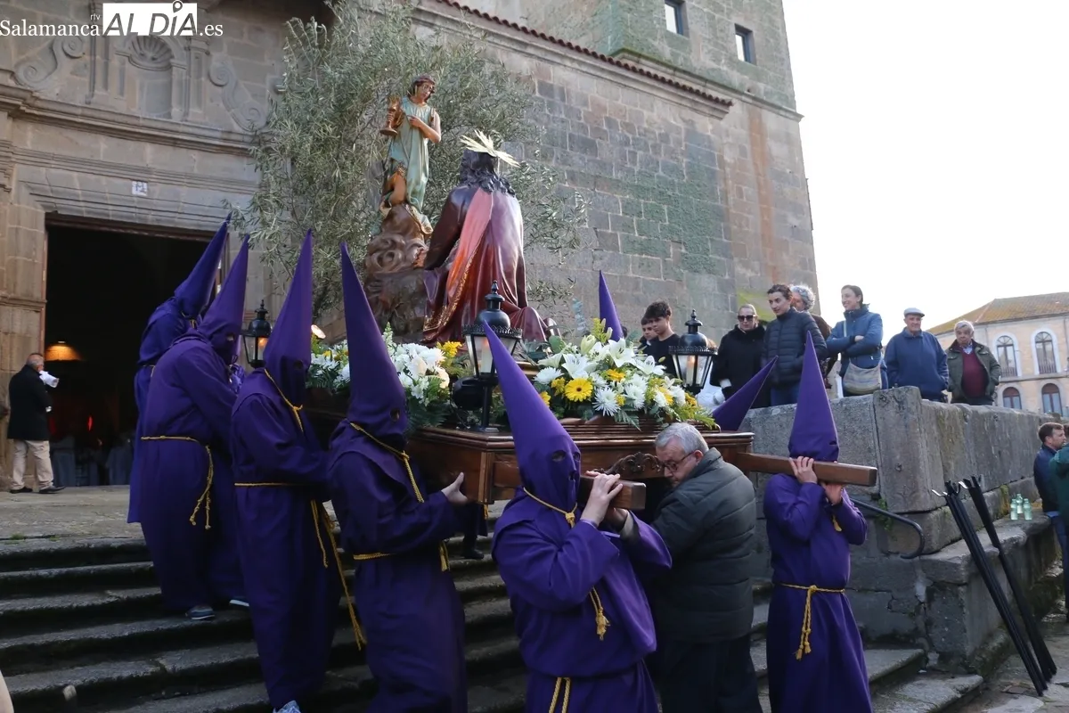 La lluvia obliga a suspender la procesión del San Entierro en Vitigudino / CORRAL 