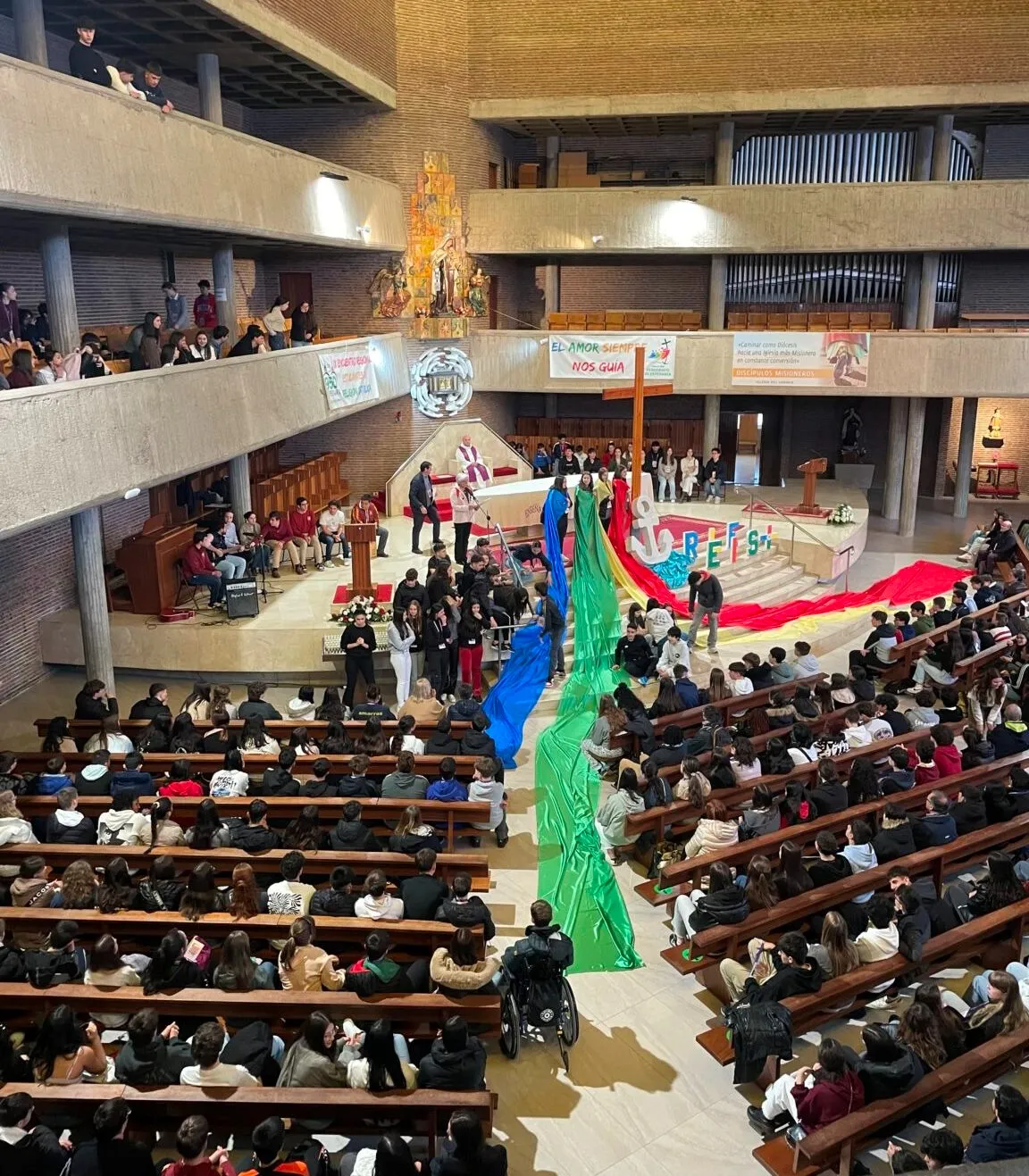Foto 2 - 130 alumnos de Religi&oacute;n de los IES de Mir&oacute;briga y La Fuente asisten en Burgos al Encuentro Regional