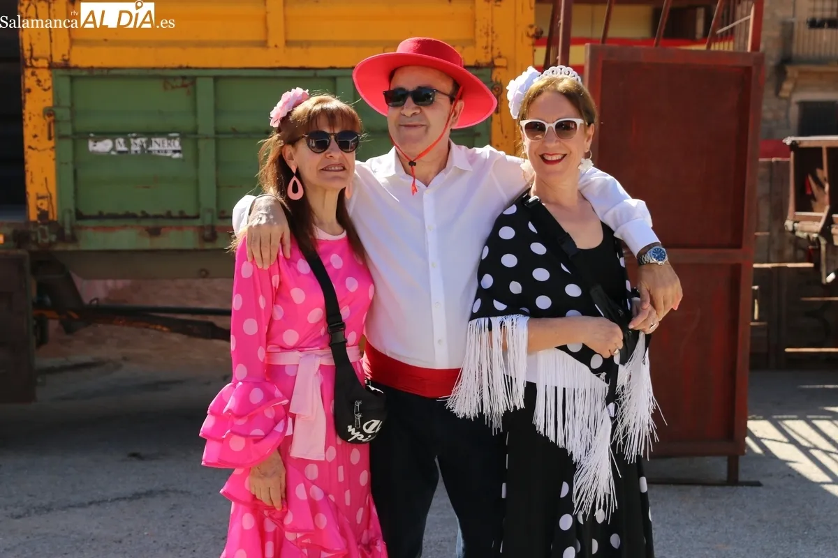 Las peñas daban el pistoletazo de salida a las fiestas en Yecla de Yeltes tras el chupinazo lanzando por el alcalde / CORRAL