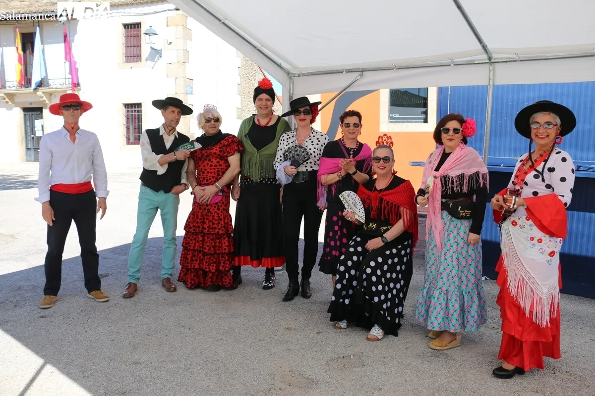 Las peñas daban el pistoletazo de salida a las fiestas en Yecla de Yeltes tras el chupinazo lanzando por el alcalde / CORRAL