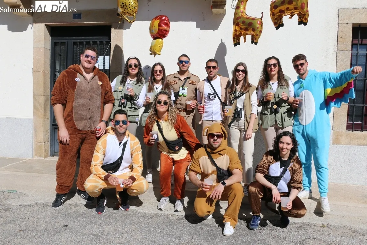 Las peñas daban el pistoletazo de salida a las fiestas en Yecla de Yeltes tras el chupinazo lanzando por el alcalde / CORRAL