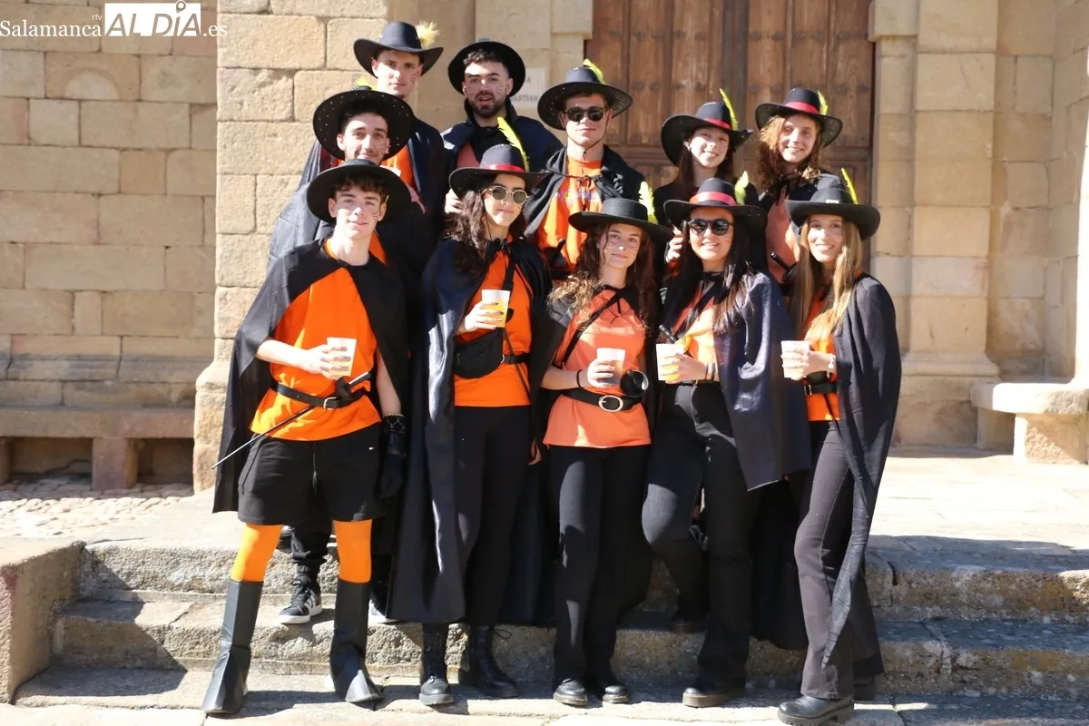 Las peñas daban el pistoletazo de salida a las fiestas en Yecla de Yeltes tras el chupinazo lanzando por el alcalde / CORRAL