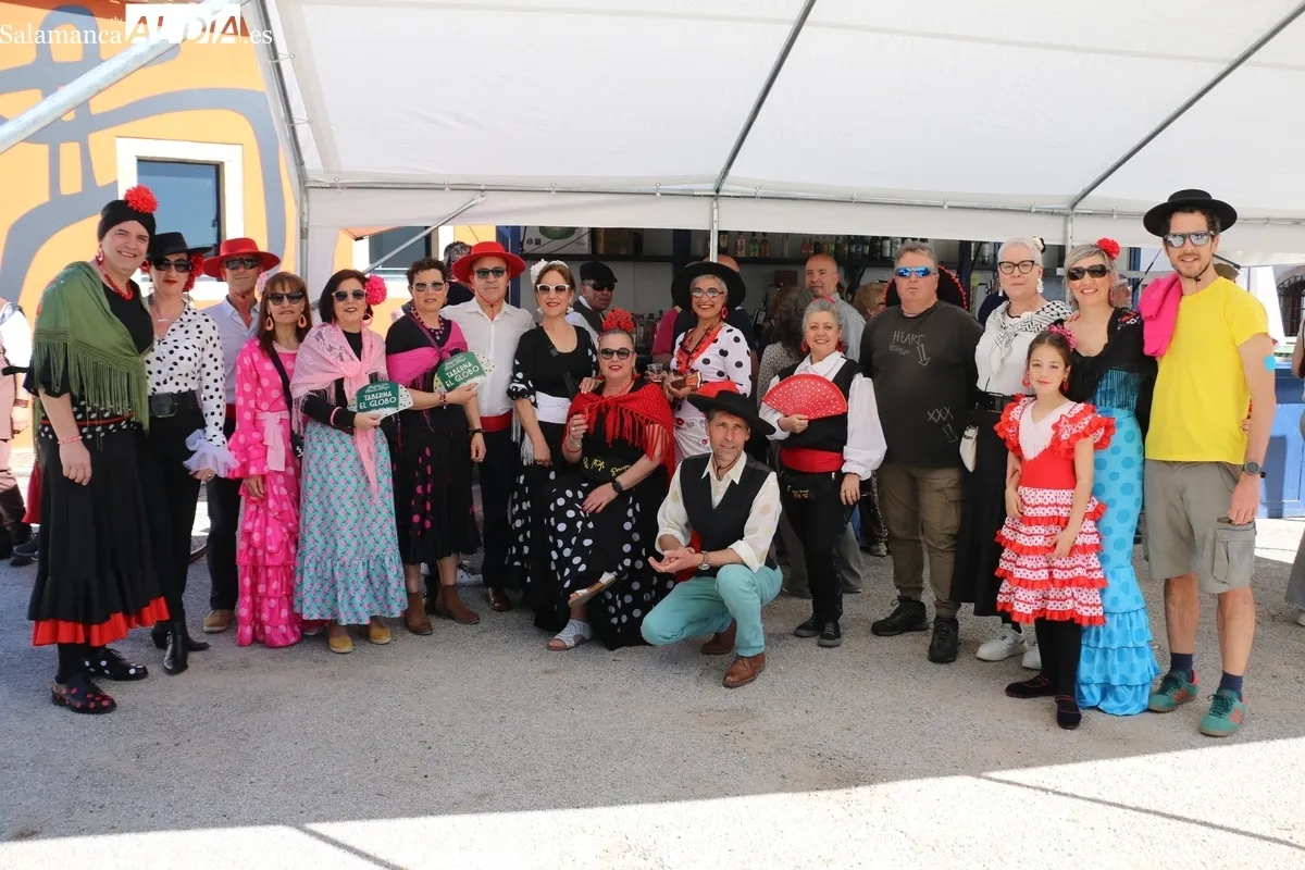 Las peñas daban el pistoletazo de salida a las fiestas en Yecla de Yeltes tras el chupinazo lanzando por el alcalde / CORRAL