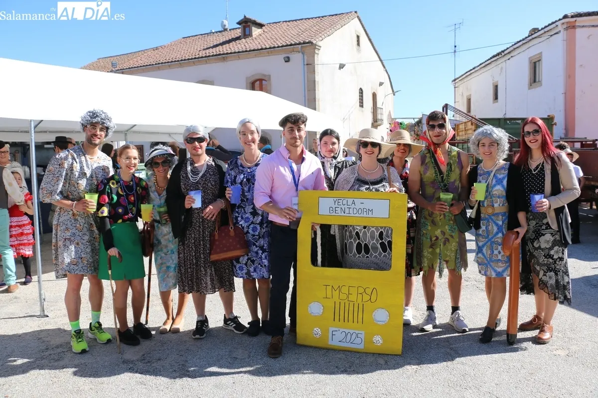 Las peñas daban el pistoletazo de salida a las fiestas en Yecla de Yeltes tras el chupinazo lanzando por el alcalde / CORRAL