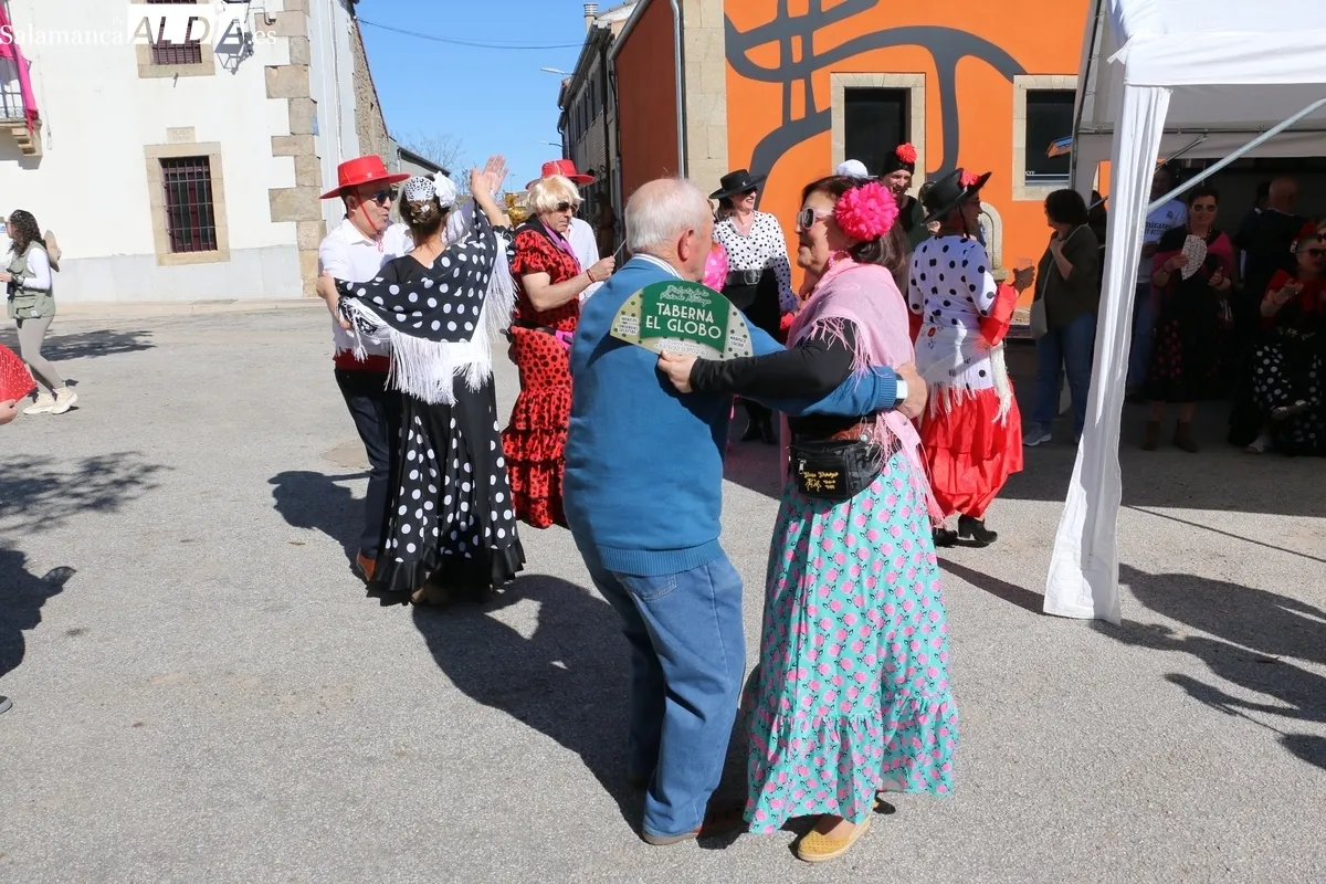 Las peñas daban el pistoletazo de salida a las fiestas en Yecla de Yeltes tras el chupinazo lanzando por el alcalde / CORRAL