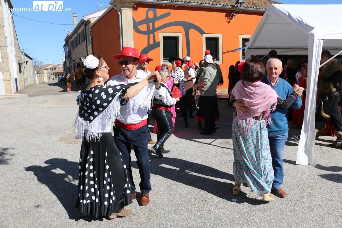 Las peñas daban el pistoletazo de salida a las fiestas en Yecla de Yeltes tras el chupinazo lanzando por el alcalde / CORRAL