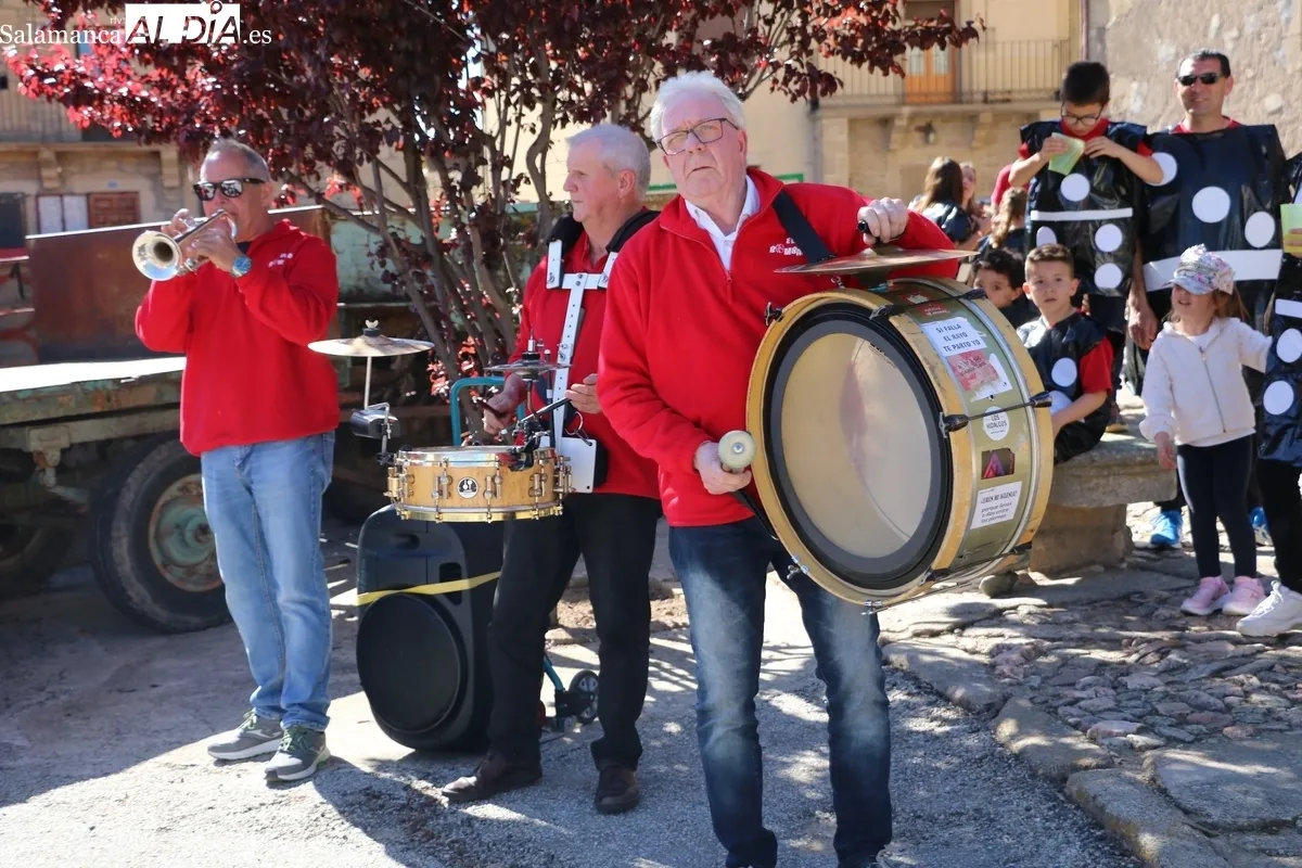 Las peñas daban el pistoletazo de salida a las fiestas en Yecla de Yeltes tras el chupinazo lanzando por el alcalde / CORRAL