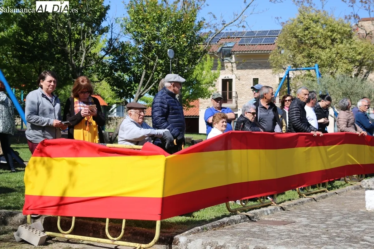 Izado de bandera en Aldeadávila de la Ribera por el REI nº 11 de Salamanca / CORRAL