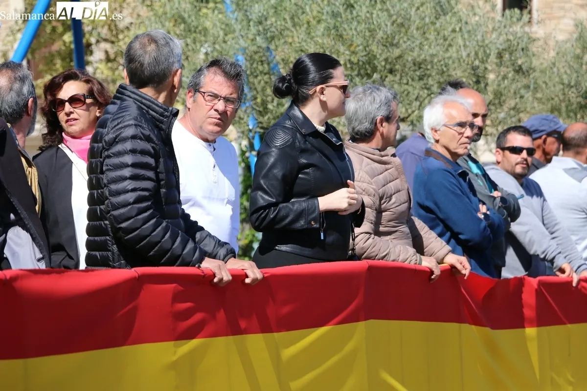 Izado de bandera en Aldeadávila de la Ribera por el REI nº 11 de Salamanca / CORRAL