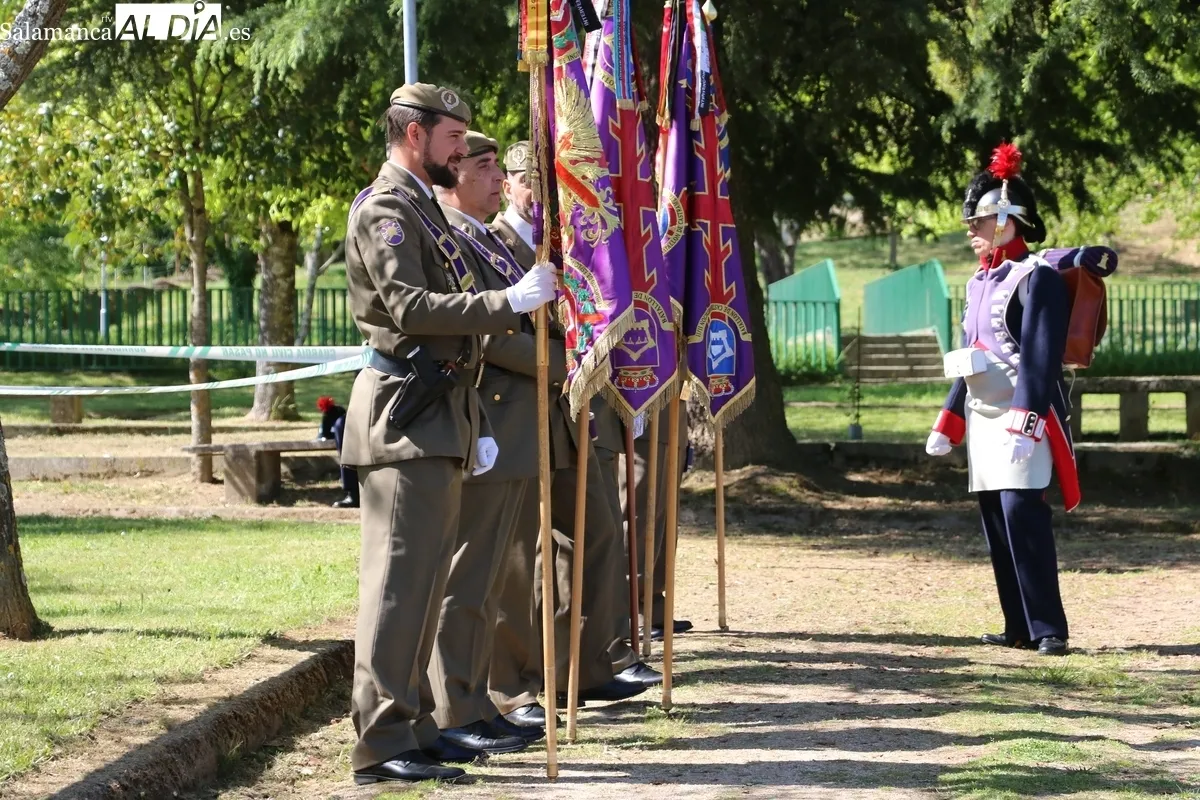 Izado de bandera en Aldeadávila de la Ribera por el REI nº 11 de Salamanca / CORRAL