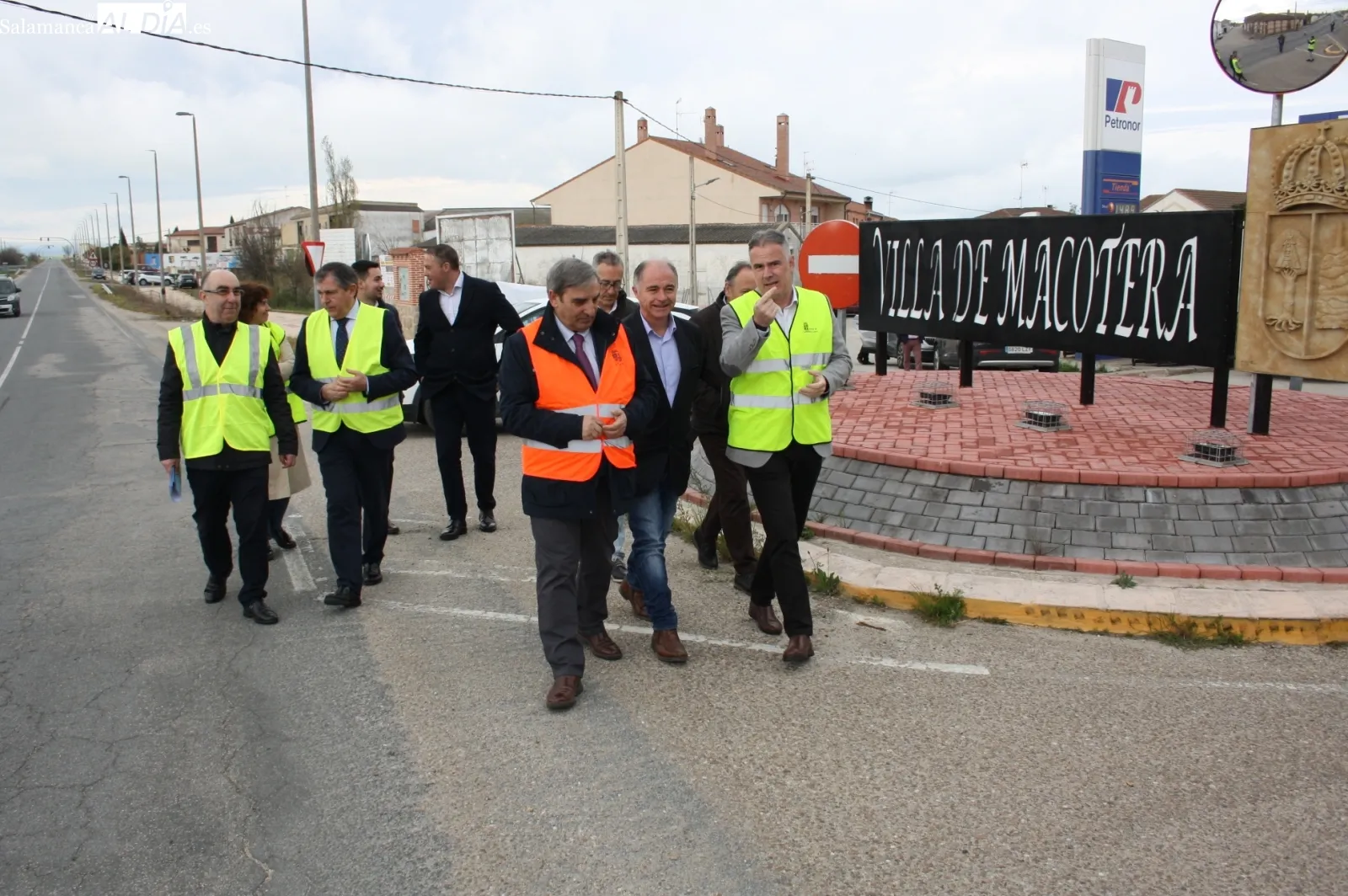 Foto 3 - La Junta inicia las obras de mejora y reforma en la traves&iacute;a y la parada de autob&uacute;s de Macotera