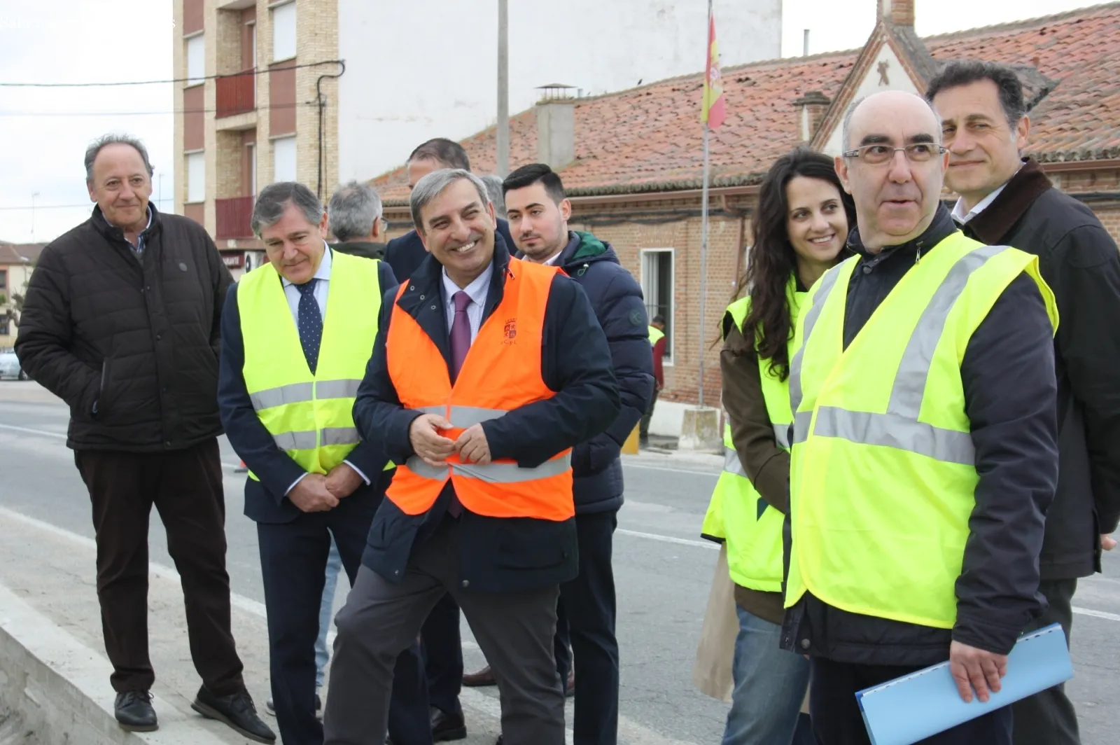 Foto 2 - La Junta inicia las obras de mejora y reforma en la traves&iacute;a y la parada de autob&uacute;s de Macotera