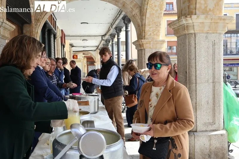 Foto 18 - Gran acogida a la ensalada de limones y naranjas en la Plaza Mayor