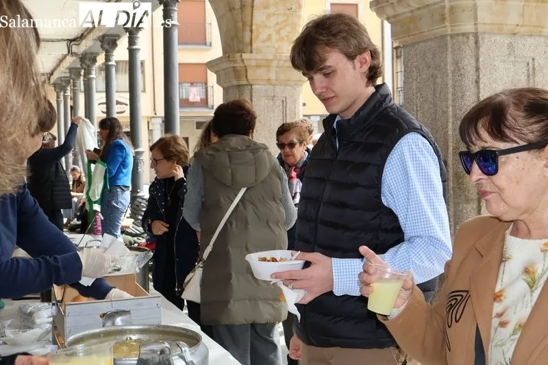 Foto 17 - Gran acogida a la ensalada de limones y naranjas en la Plaza Mayor
