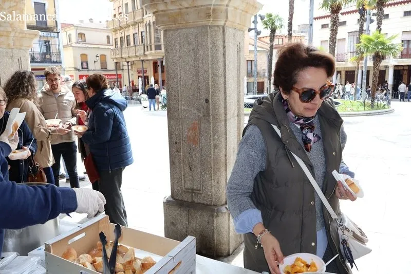 Foto 15 - Gran acogida a la ensalada de limones y naranjas en la Plaza Mayor