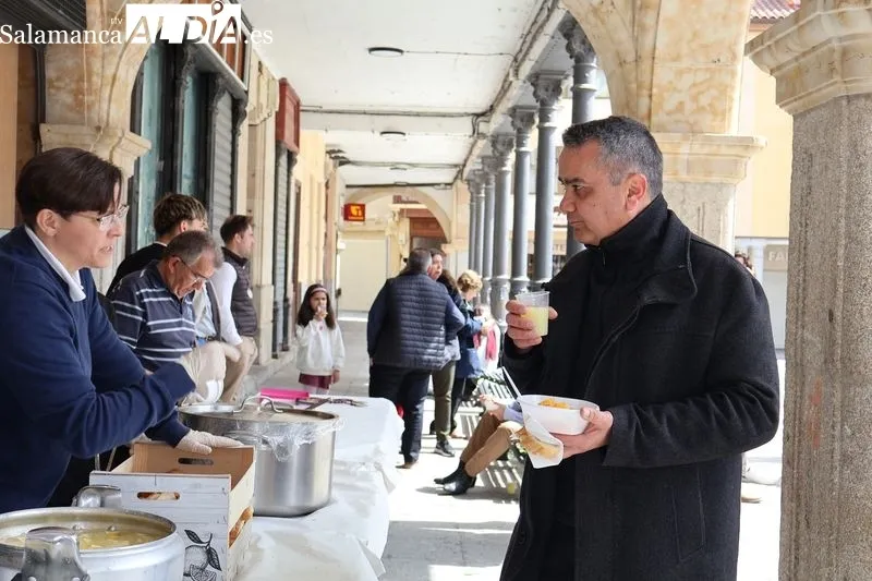Foto 8 - Gran acogida a la ensalada de limones y naranjas en la Plaza Mayor