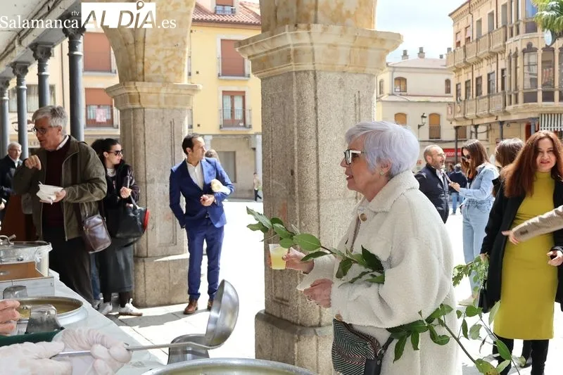 Foto 6 - Gran acogida a la ensalada de limones y naranjas en la Plaza Mayor