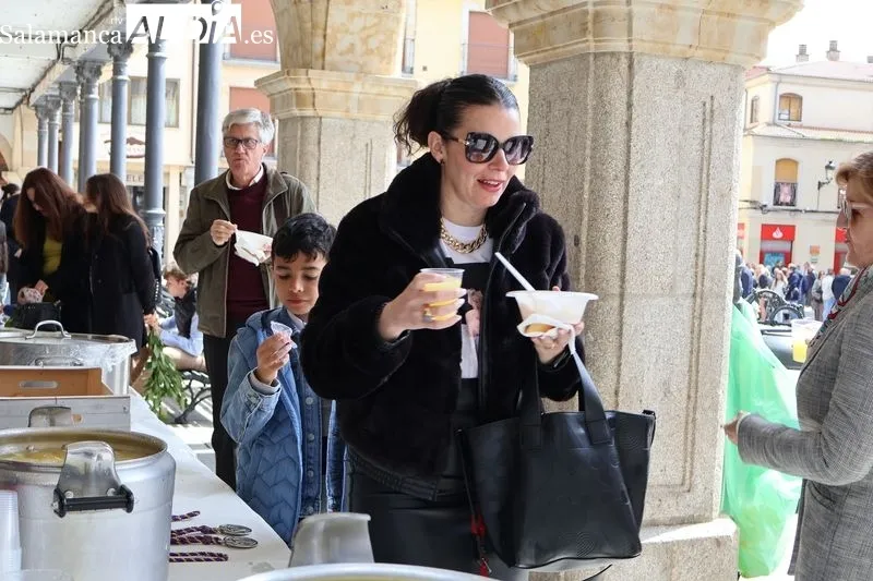 Foto 4 - Gran acogida a la ensalada de limones y naranjas en la Plaza Mayor