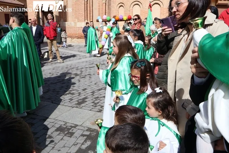 Foto 18 - El Resucitado y la Virgen de la Alegr&iacute;a se encuentran entre aplausos y campanas