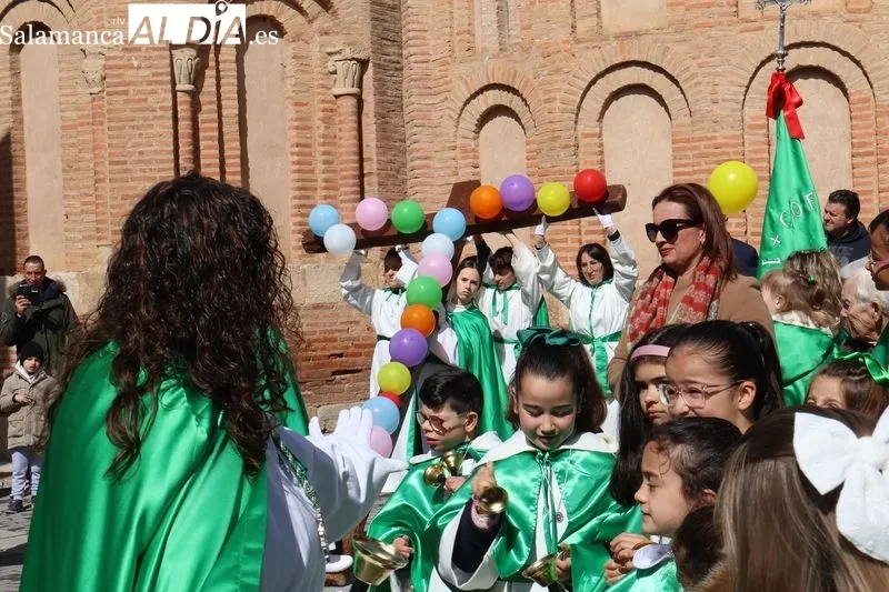 Foto 17 - El Resucitado y la Virgen de la Alegr&iacute;a se encuentran entre aplausos y campanas
