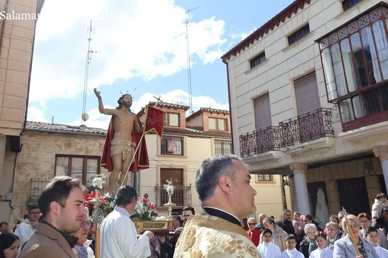 Foto 16 - El Resucitado y la Virgen de la Alegr&iacute;a se encuentran entre aplausos y campanas