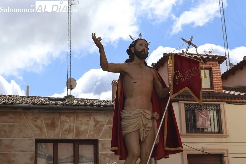 Foto 15 - El Resucitado y la Virgen de la Alegr&iacute;a se encuentran entre aplausos y campanas