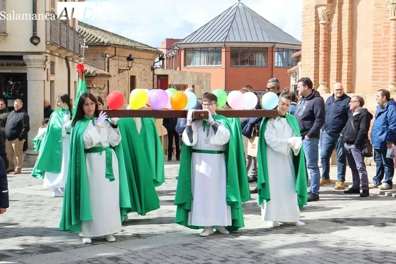 Foto 14 - El Resucitado y la Virgen de la Alegr&iacute;a se encuentran entre aplausos y campanas